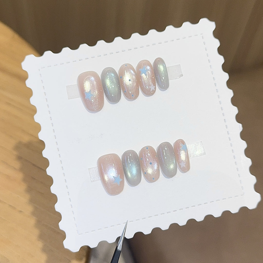 Nagel-Design mit Galaxie-Effekten Karnz