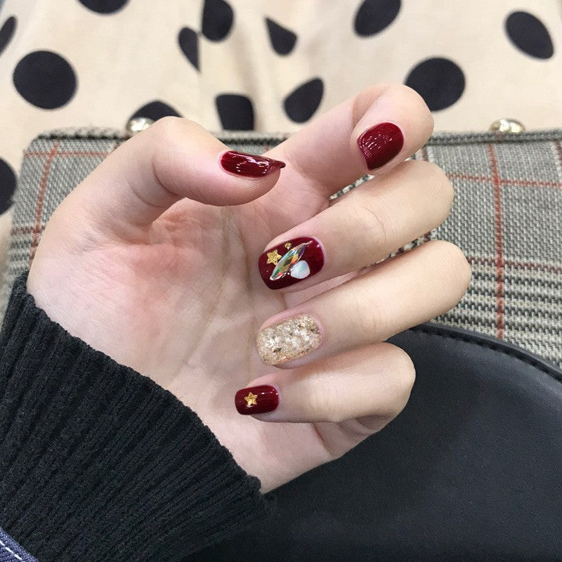 Kunstvolle Nagelverlängerungen mit elegantem Blattmuster Karnz