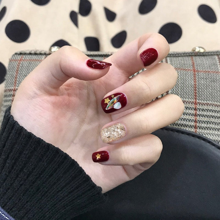 Kunstvolle Nagelverlängerungen mit elegantem Blattmuster Karnz