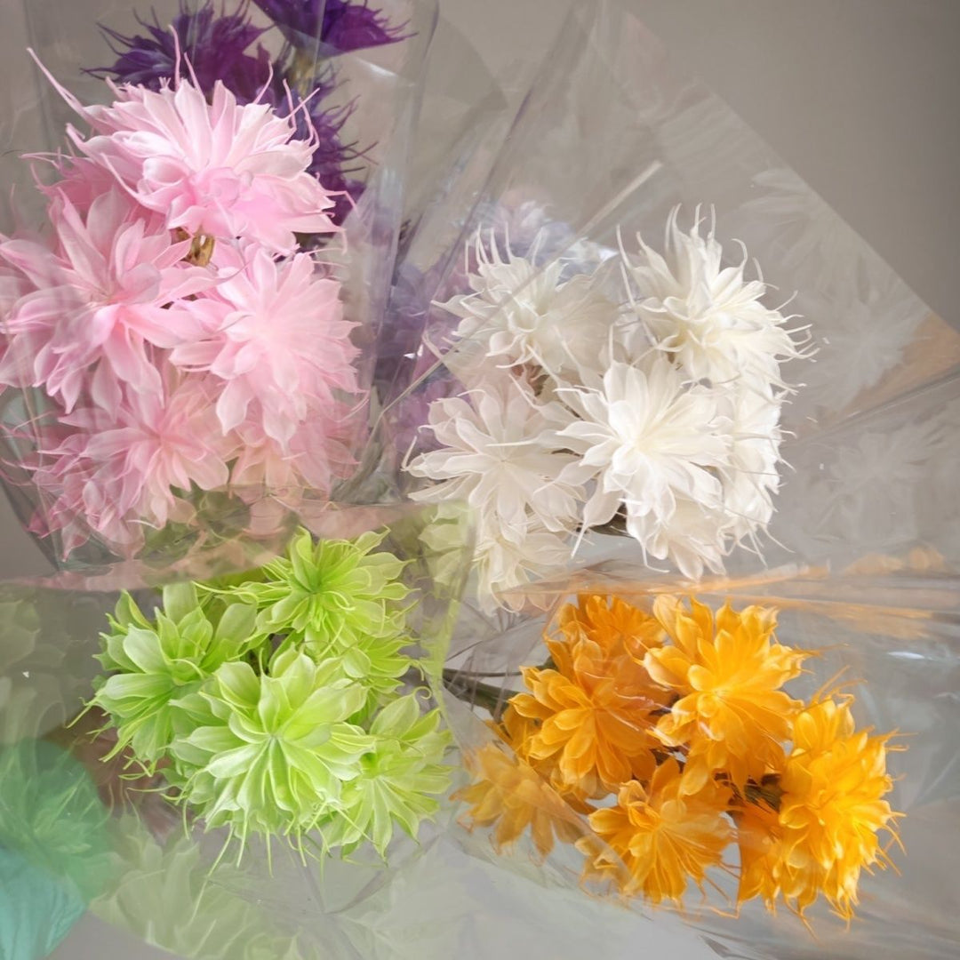 Lebensechte dekorative Blumensträuße