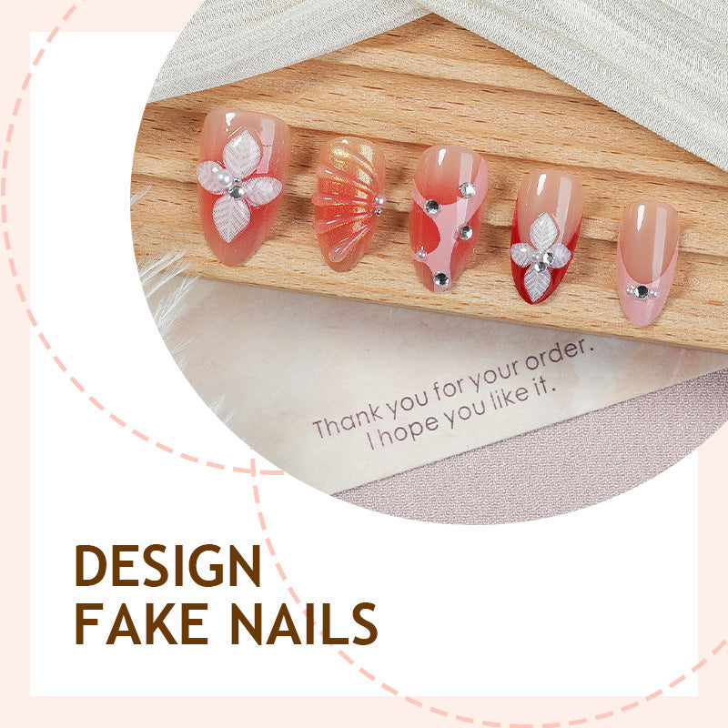 Kunstnagelset mit floralen Verzierungen Karnz