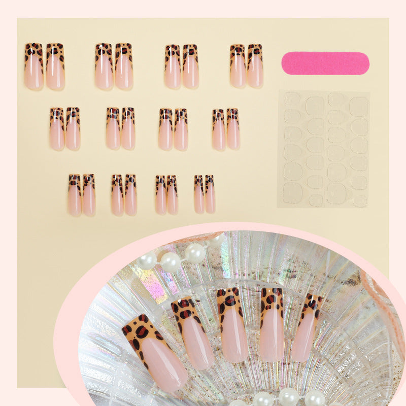 Stilvolles Press-On-Nagelset mit modernem Leopardenmuster-Design Karnz