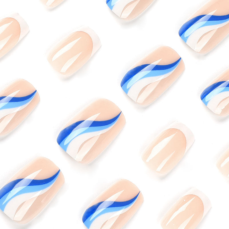 Kunstvolle und elegante Nagelverlängerungen mit Wellen-Design Karnz