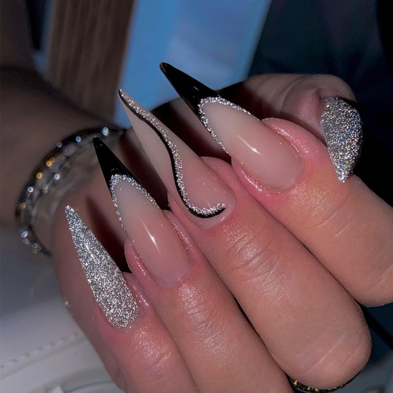 Elegante Stiletto Press-On Nagelkunst mit Strass-Akzenten Karnz