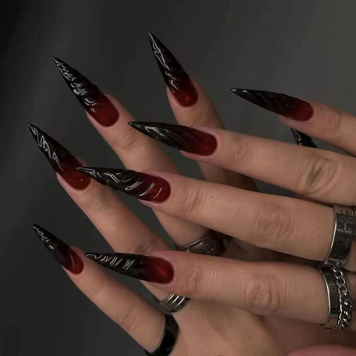 Kunstnägel im Gothic-Stil mit spitzen Enden und glänzender Oberfläche Karnz