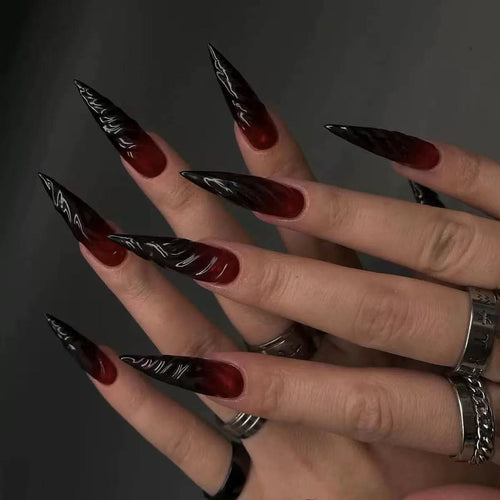 Kunstnägel im Gothic-Stil mit spitzen Enden und glänzender Oberfläche Karnz