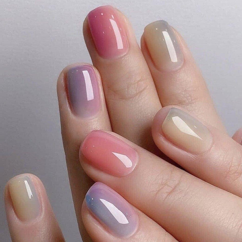 Elegante Kunstnägel mit Französischer Maniküre und Glitzereffekten Karnz