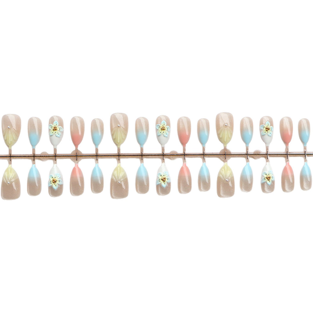 Dekoratives Nagelkunstdesign Karnz