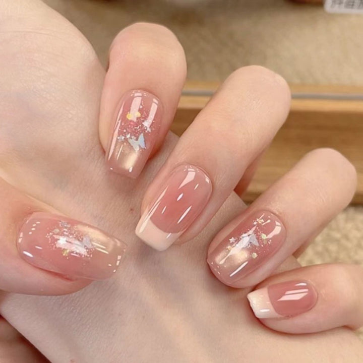Stylische Press-On-Nagelverlängerungen mit künstlerischen Akzenten