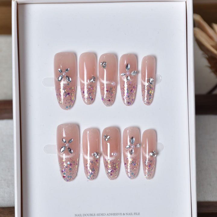 Elegantes, mit Glitzer versehenes Press-On-Nail-Design Karnz