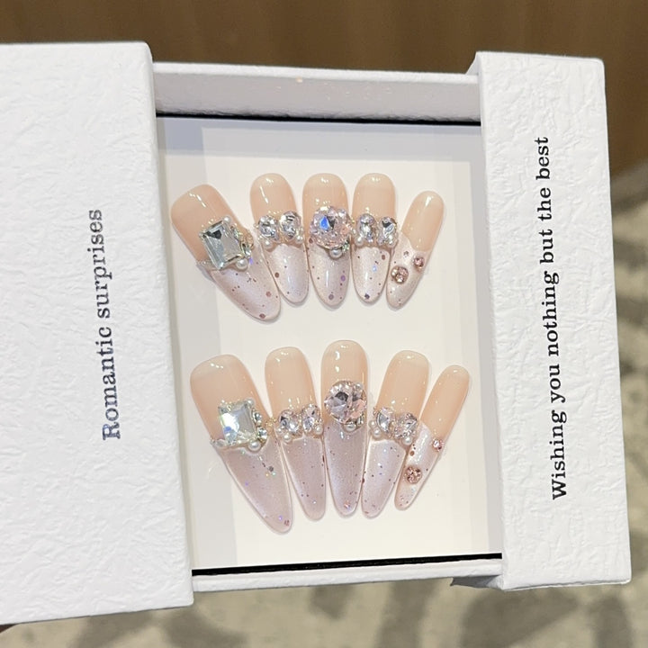 Romantische Kunstnägel mit Glitzerschmuck Karnz