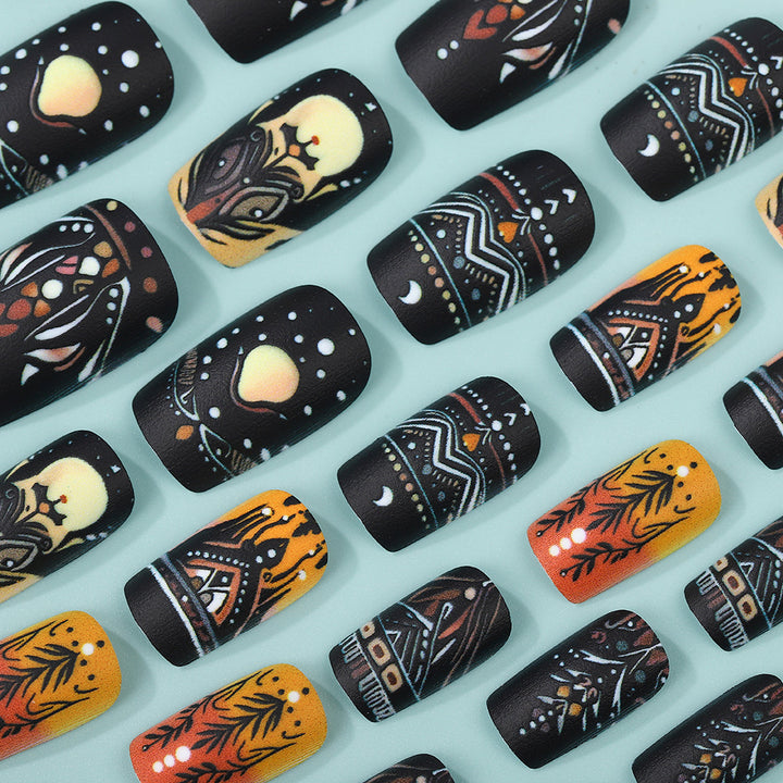 Kunstnägel mit künstlerischen Designs Karnz
