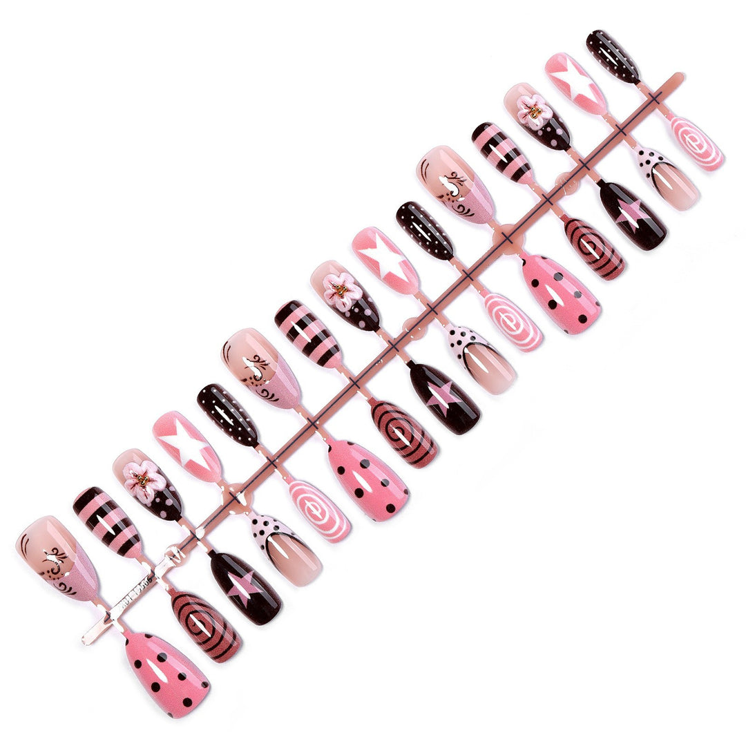 Kunstnagelset mit kreativen Mustern und einzigartigen Designs Karnz