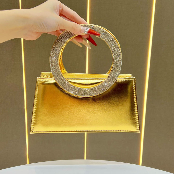 Elegante ringgetragene Abendhandtasche