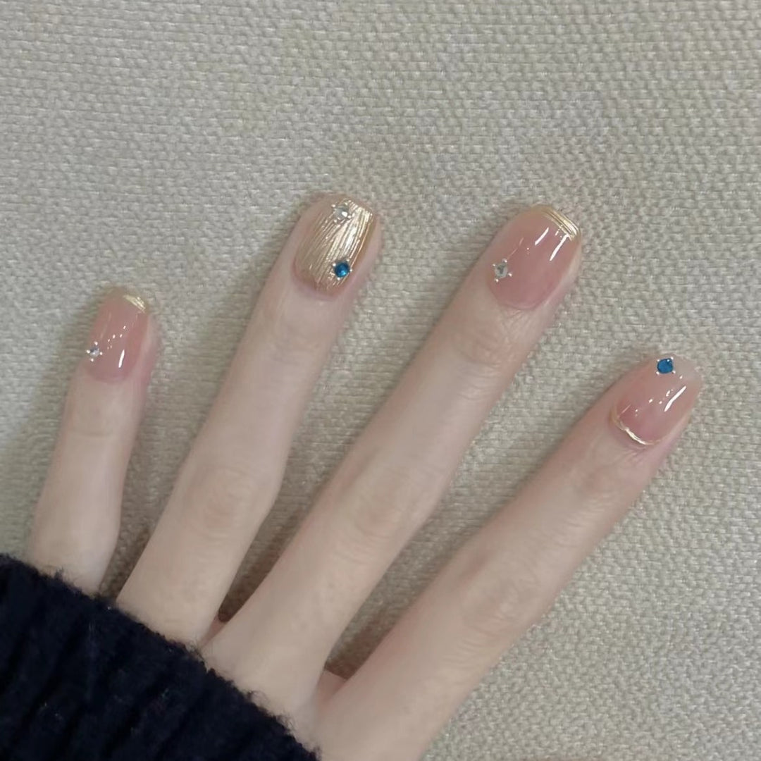 Dekoratives Press-On Nagelkunst-Set mit eleganten Edelsteindetails