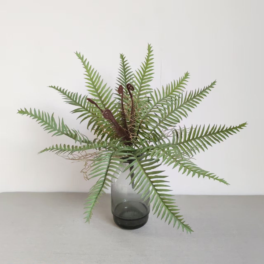 Lebensechtes Farnzweig-Arrangement