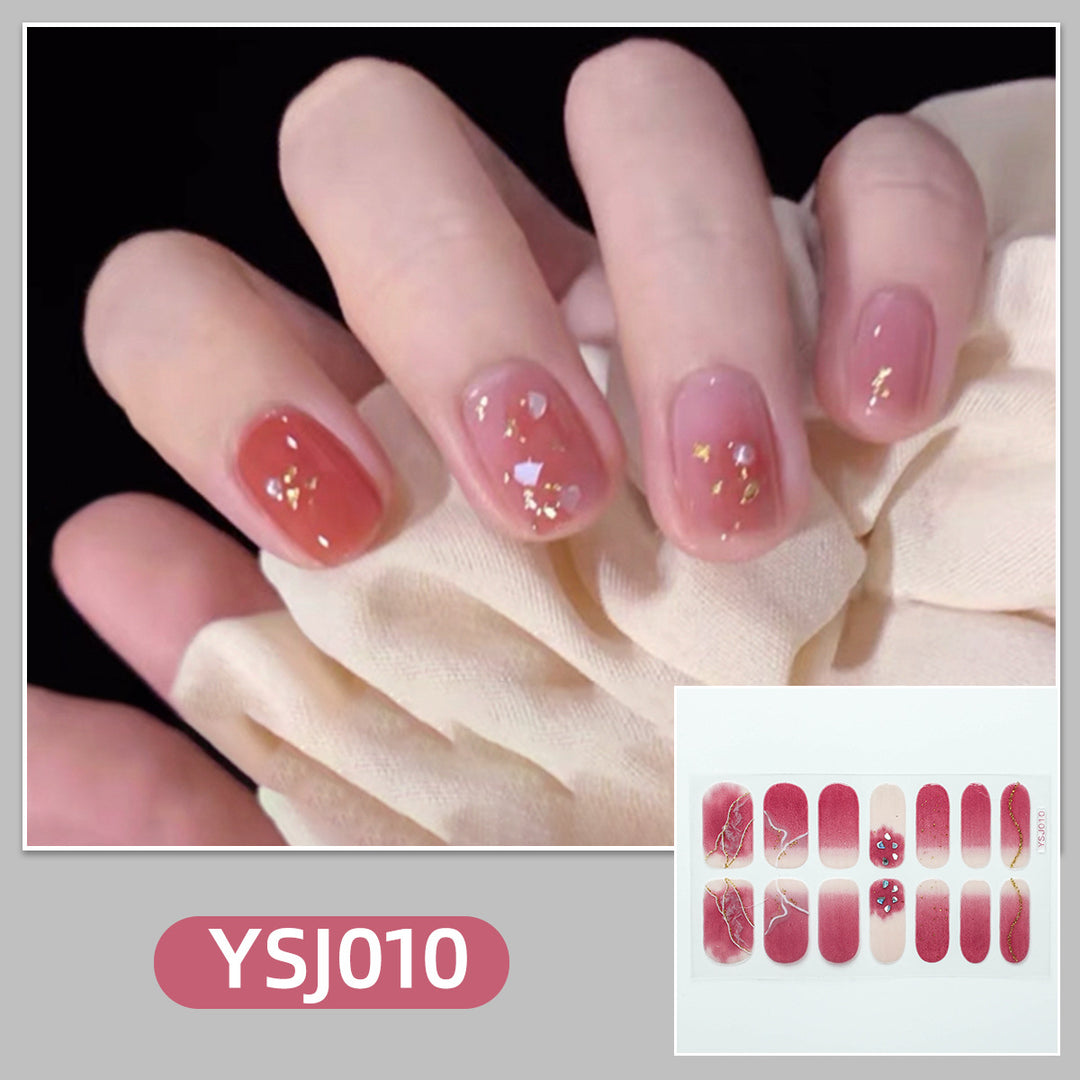Kunstvolle Nagelverzierung mit Glitzerdetails Karnz