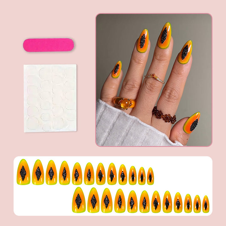 Kunstnagelset mit trendigen Glitzerakzenten und auffälligen Designs Karnz