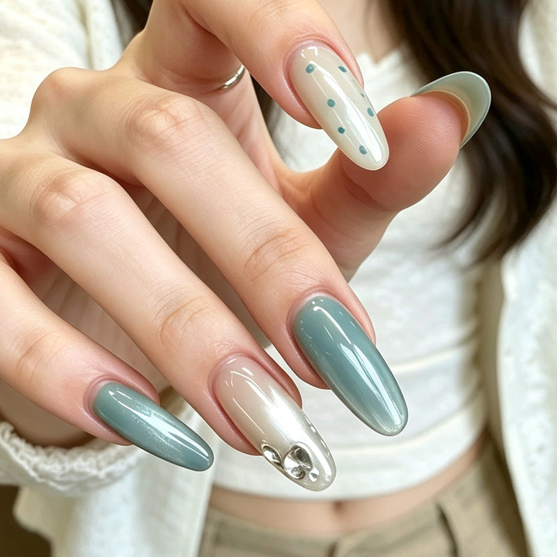 Künstlerisches Press-On Nageldesign mit 3D Akzenten Karnz