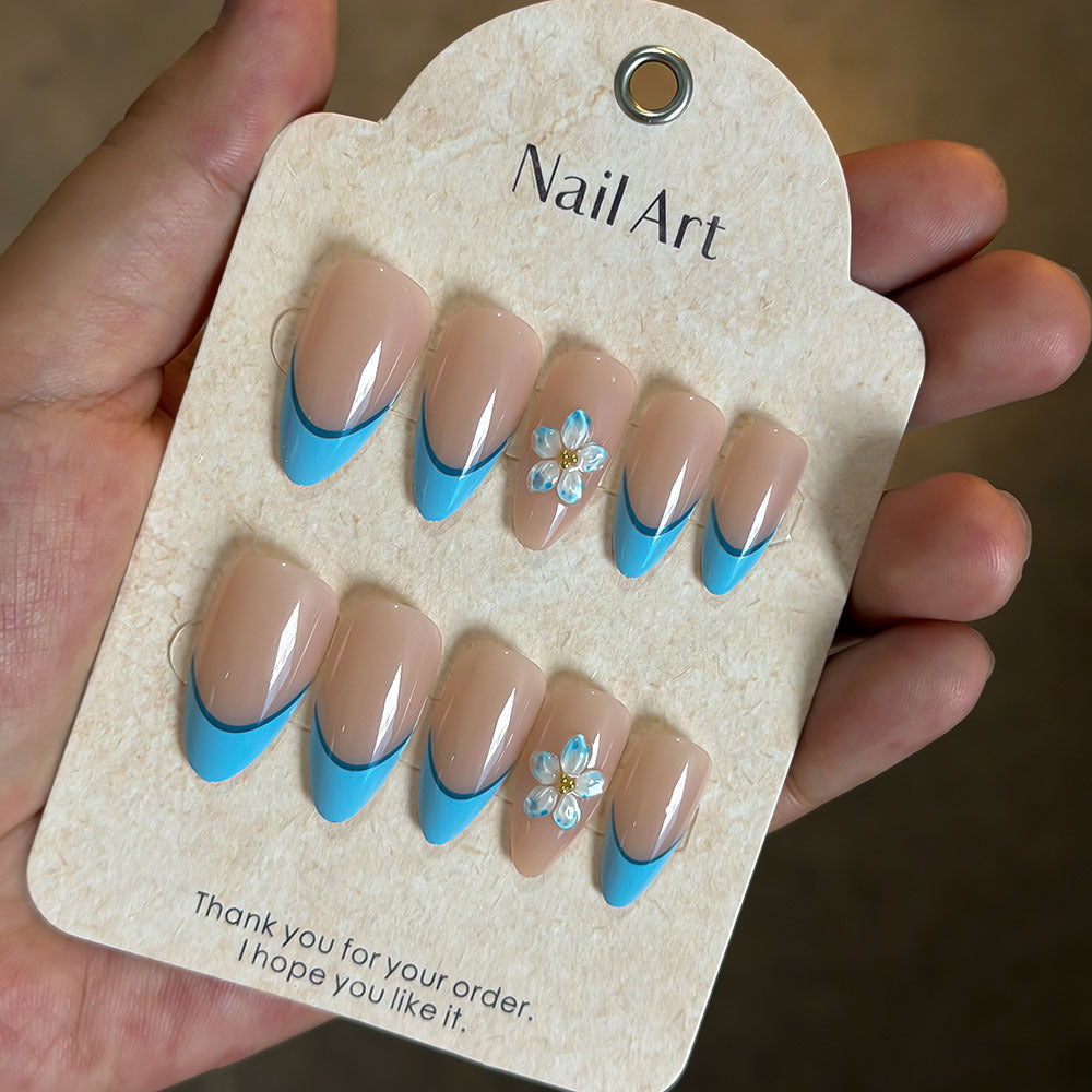 Künstlerisches Press-On Nagelset mit floralen Akzenten Karnz