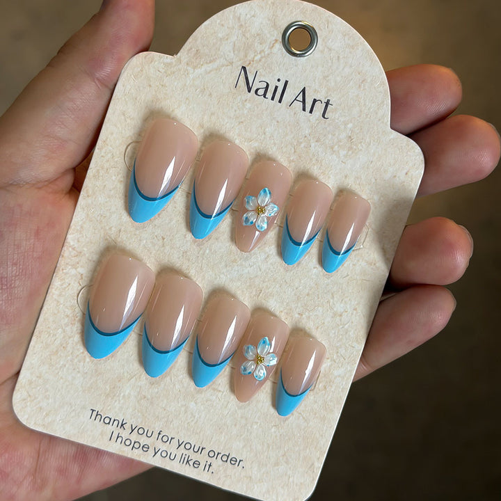 Künstlerisches Press-On Nagelset mit floralen Akzenten Karnz