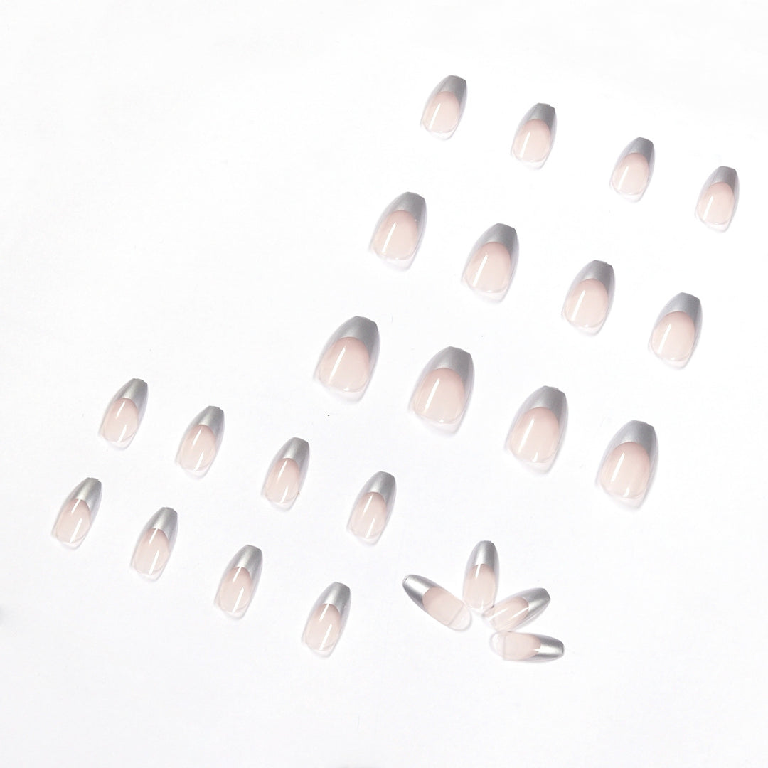 Künstliche Stiletto-Nägel mit Glitzerakzenten und elegantem French-Tip Karnz