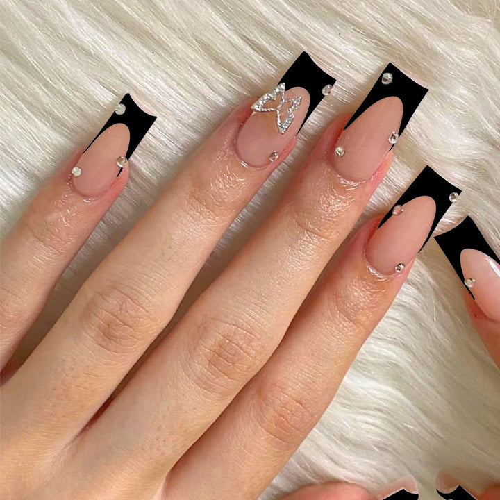 Kunstnagelset mit eleganten Strass-Details und modernen Designs Karnz