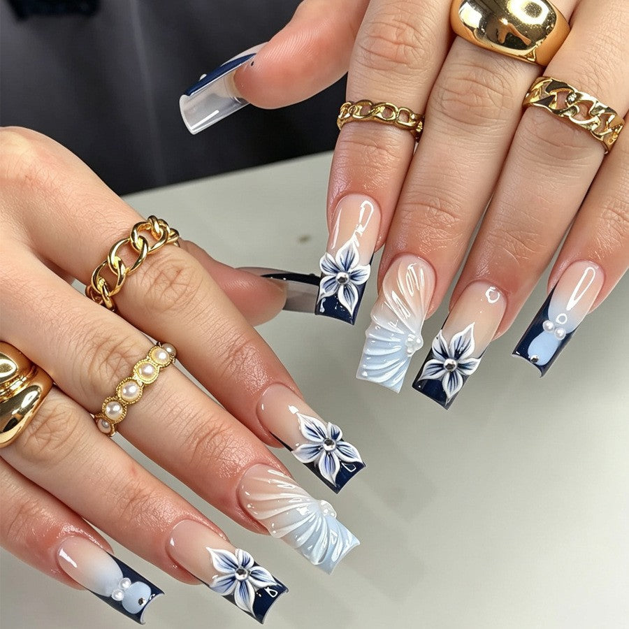Kunstnagelset mit floralen und eleganten Verzierungen Karnz