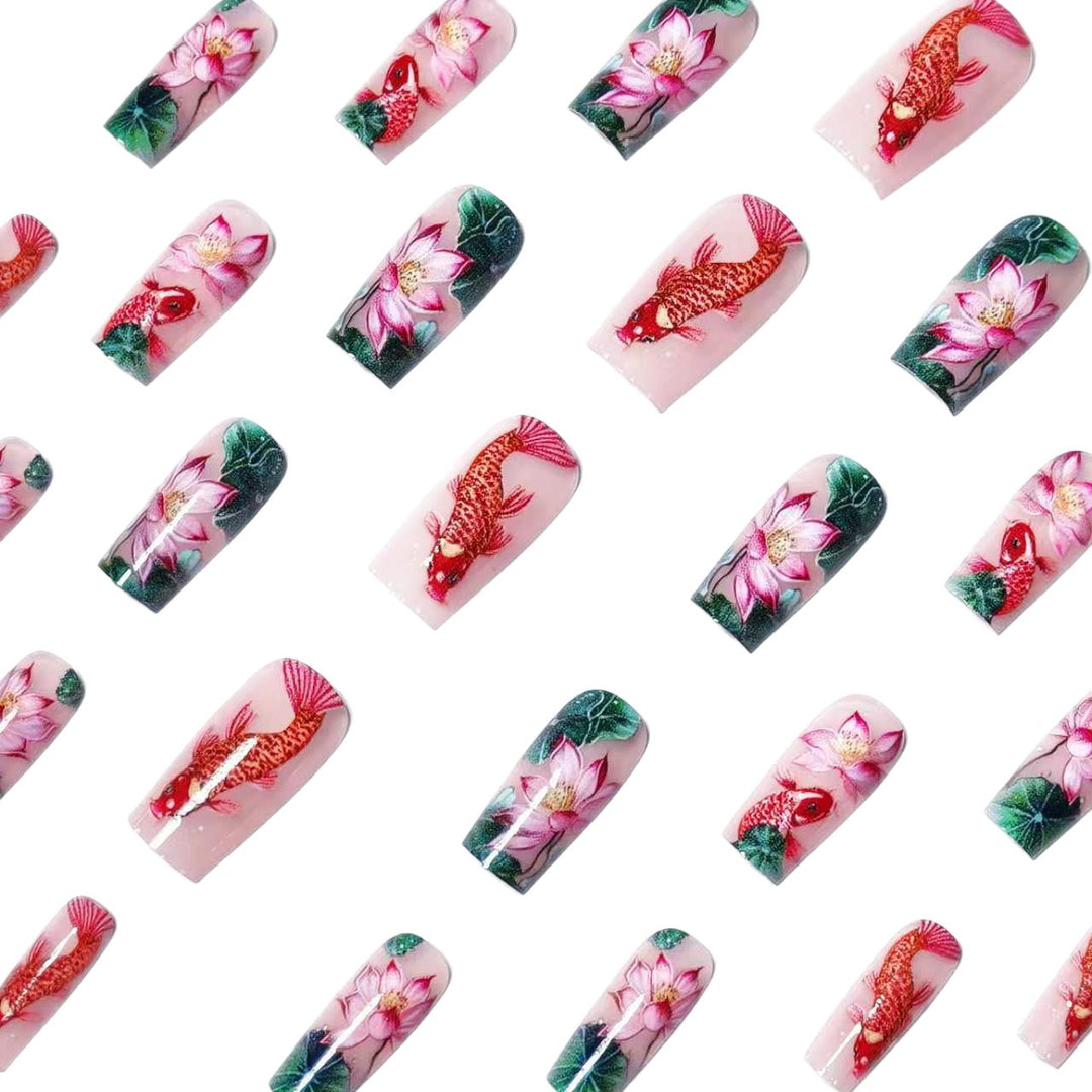 Kunstnägel mit Floralen Lotusselementen und Koi-Muster Karnz