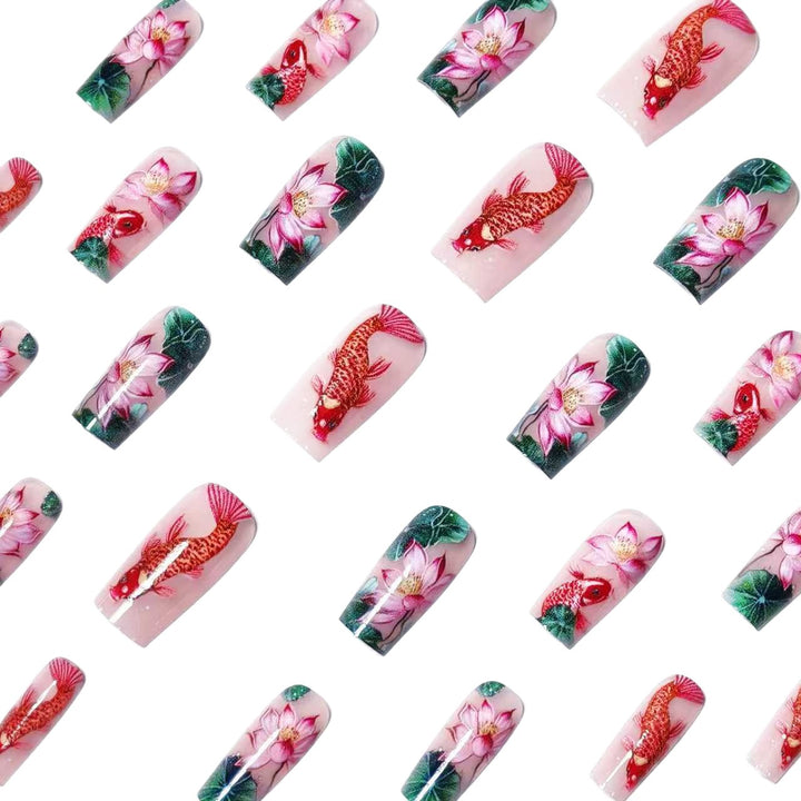 Kunstnägel mit Floralen Lotusselementen und Koi-Muster Karnz