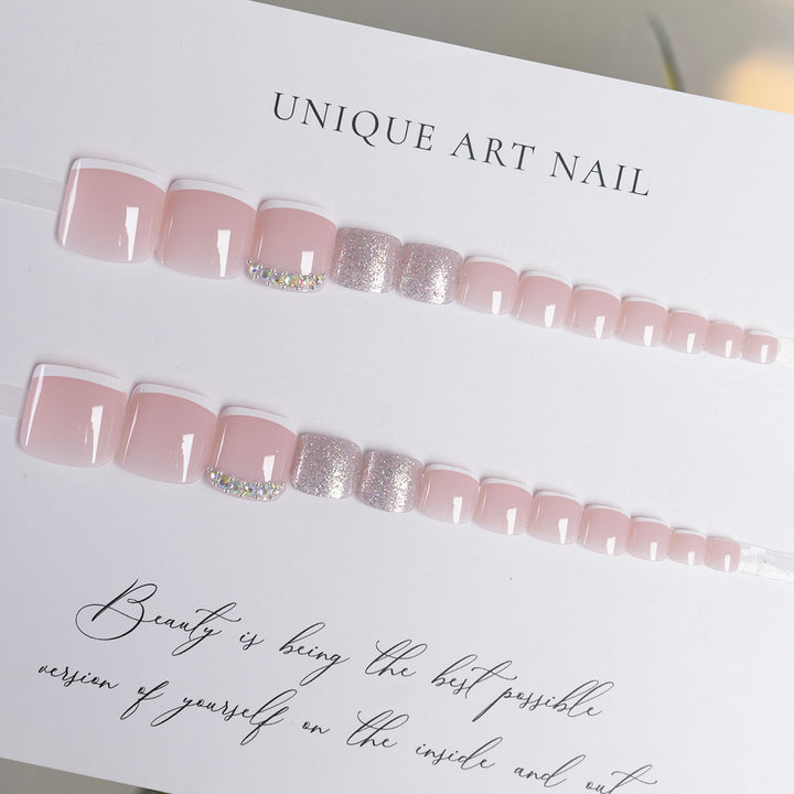 Elegante, mit Strass verzierte Fußnagelkunst