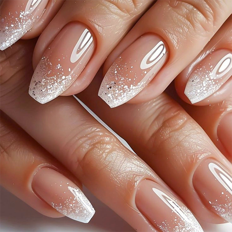 Kunstvolle Nagelverlängerungen mit Glitzer und Ombre-Effekt Karnz