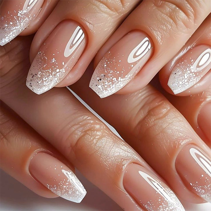 Kunstvolle Nagelverlängerungen mit Glitzer und Ombre-Effekt Karnz