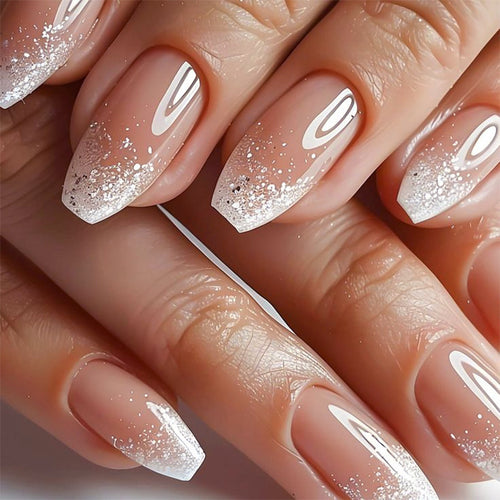Kunstvolle Nagelverlängerungen mit Glitzer und Ombre-Effekt Karnz