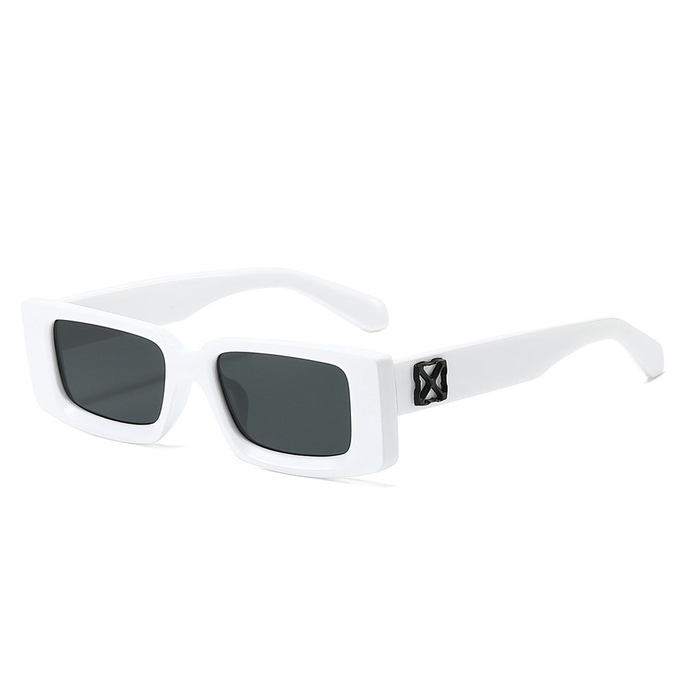 Übergroße geometrische Sonnenbrille mit dekorativen Metallakzenten Karnz