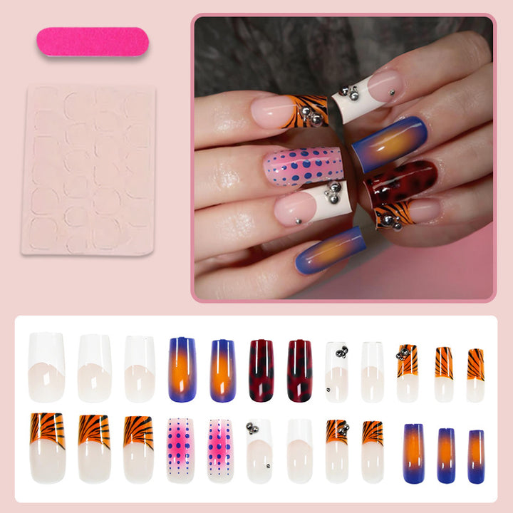 Kunstnagelset mit kreativen Dekorationen Karnz