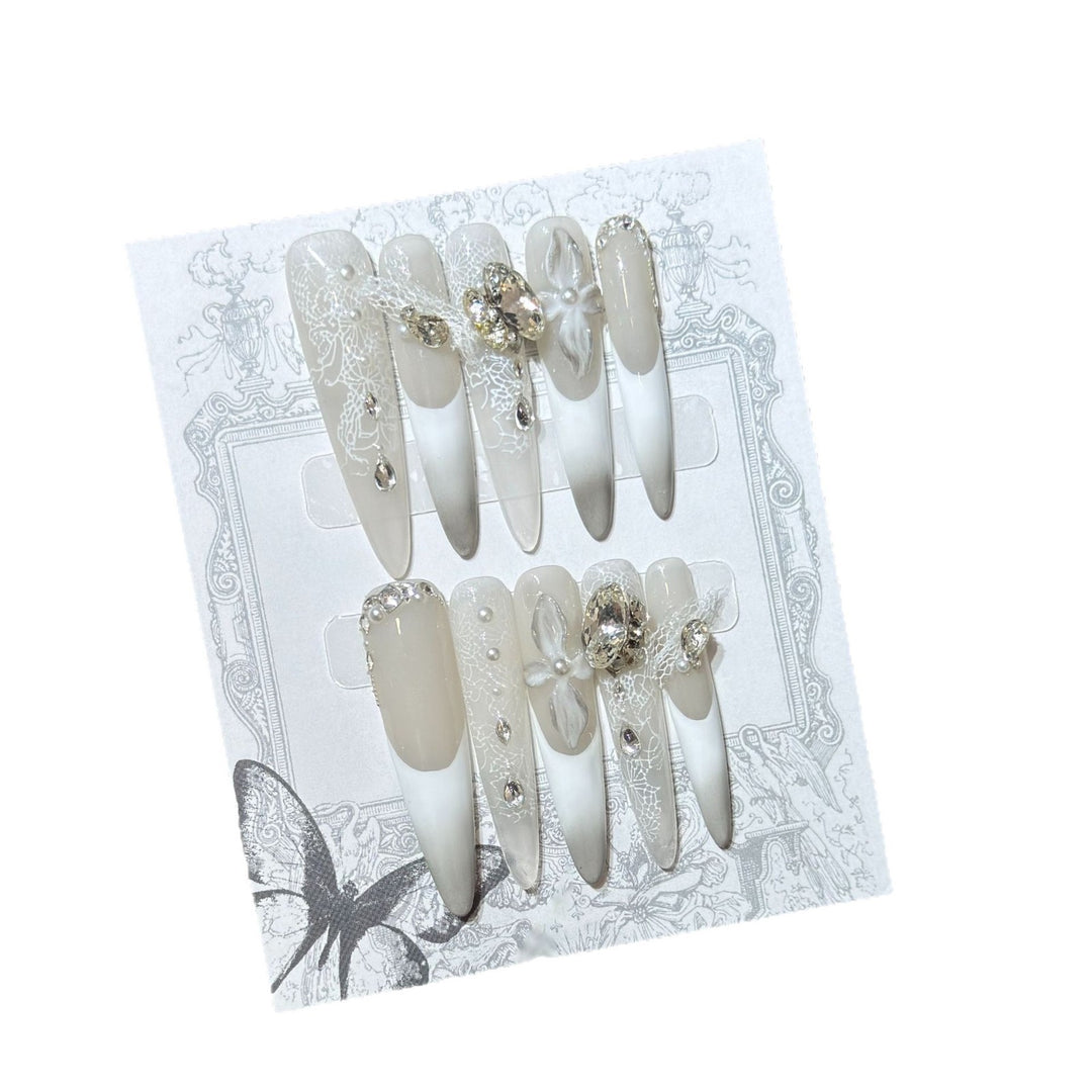 Elegantes Stiletto Press-On-Nagelset mit Verzierungen