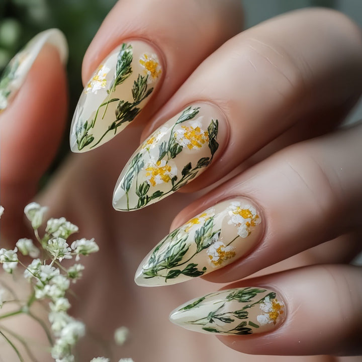 Handgemachte Kunstnägel mit floralen Akzenten Karnz