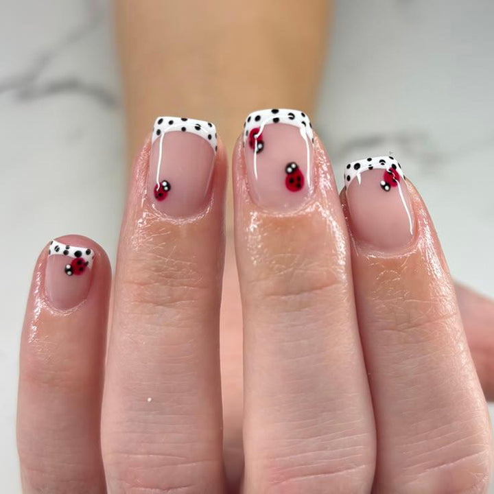 Kreative Nagelkunst mit Marienkäfer-Motiven Karnz