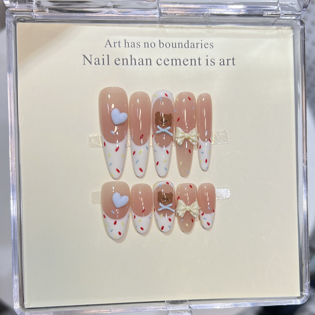 Dekorativer Stiletto Press-On Nagelkunstset mit süßen Charakterakzenten Karnz