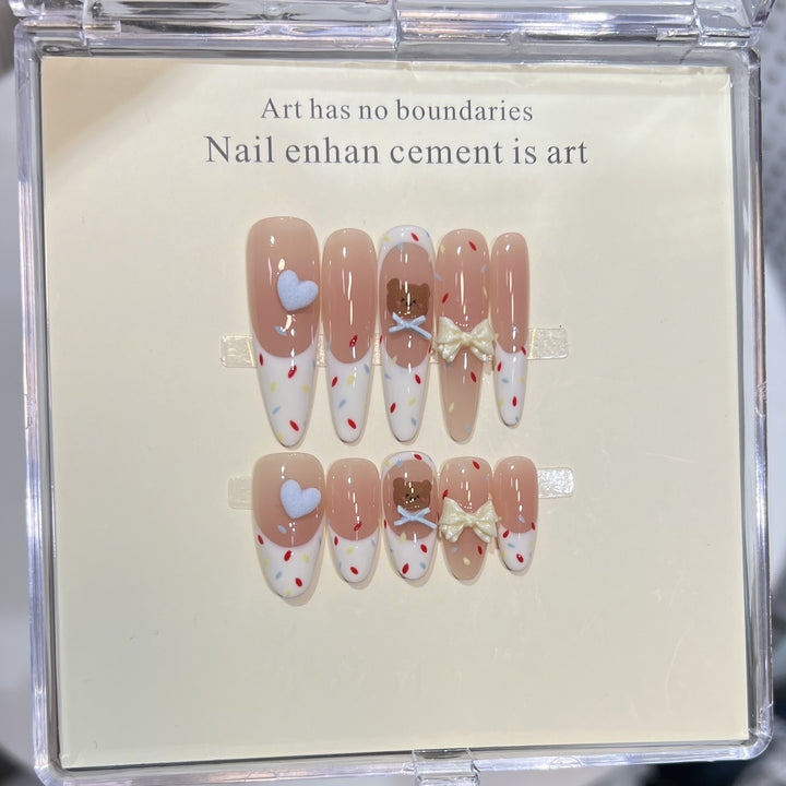 Dekorativer Stiletto Press-On Nagelkunstset mit süßen Charakterakzenten Karnz