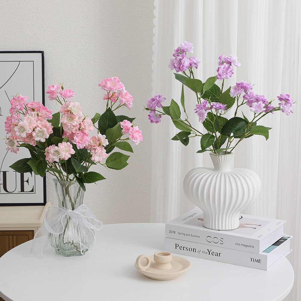 Kunstblumenarrangement mit zarten weißen Blüten Karnz