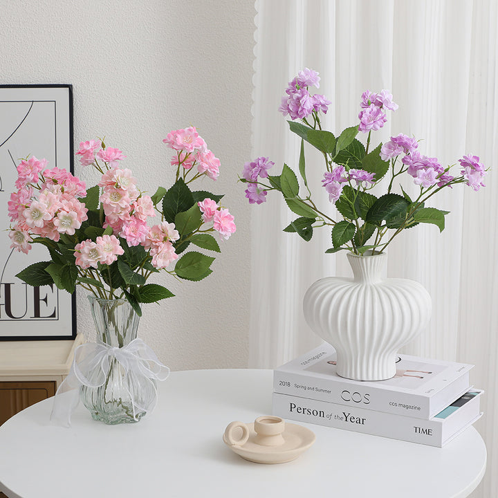 Kunstblumenarrangement mit zarten weißen Blüten Karnz