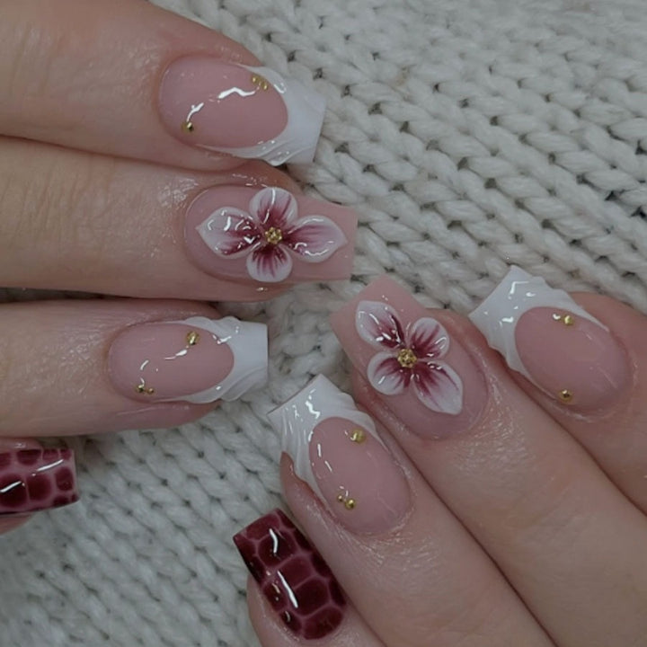Kunstnagelset mit luxuriösen 3D-Blütenakzenten und Glitzer-Details Karnz