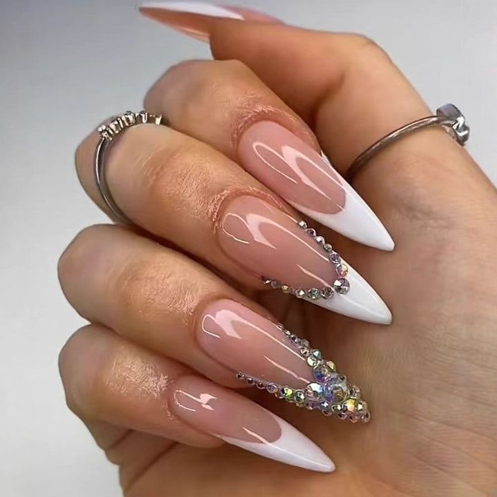 Kunstnagelset mit Glamourösen Strassverzierungen und Eleganten Spitzen Karnz