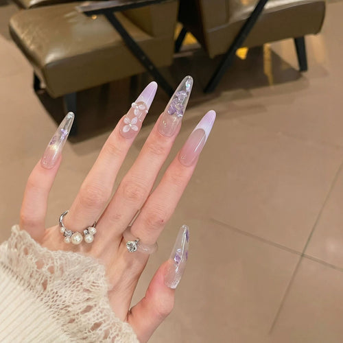 Blumen-inspiriertes Stiletto Press-On Nageldesign Karnz