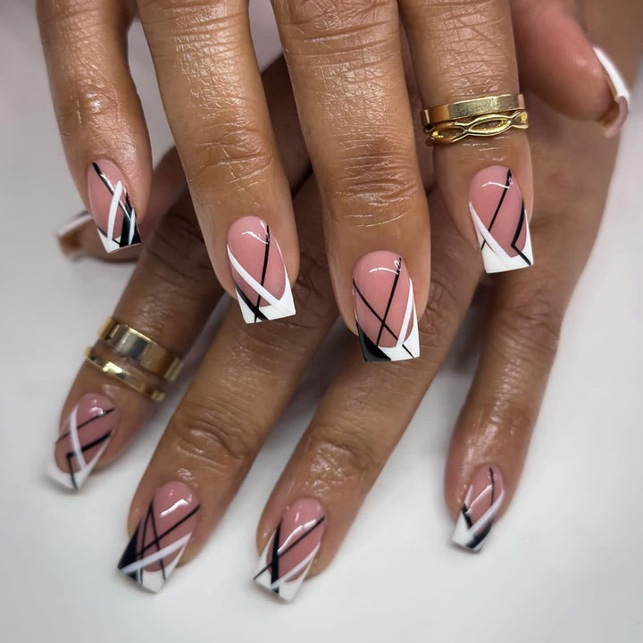 Kunstvolle Nagelkunst mit geometrischen Akzenten Karnz