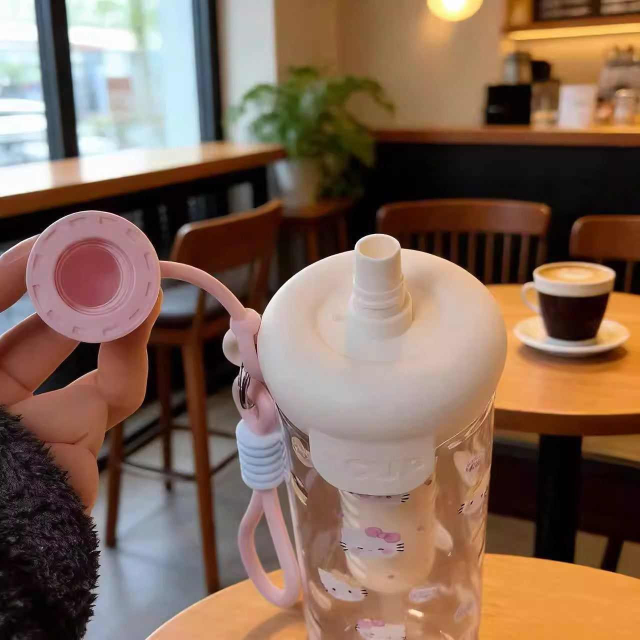Damen Wasserflasche mit fröhlichem Motiv und praktischem Tragegriff Karnz