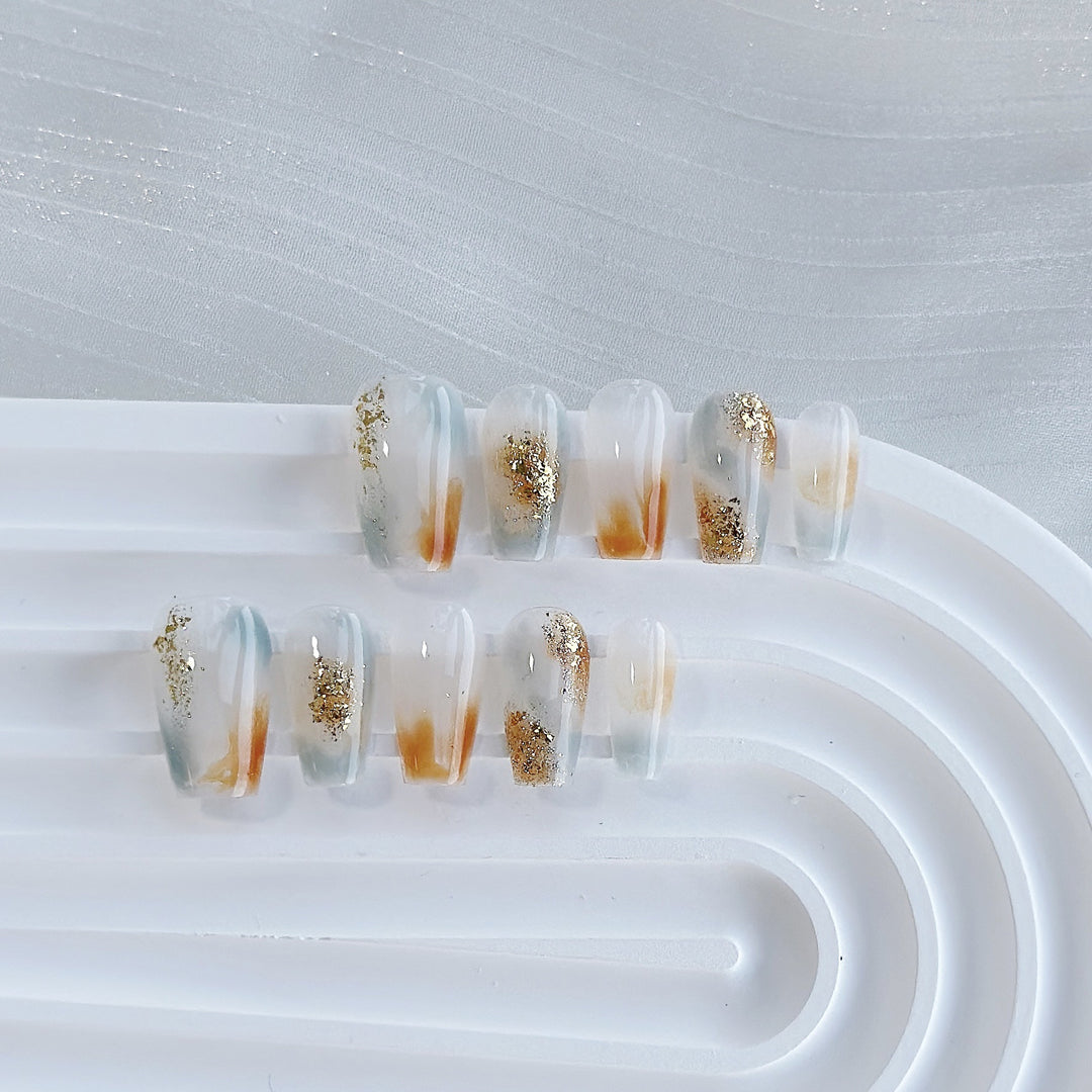Künstlerisches Press-On Nagelkunstset mit Herz- und himmlischen Designs