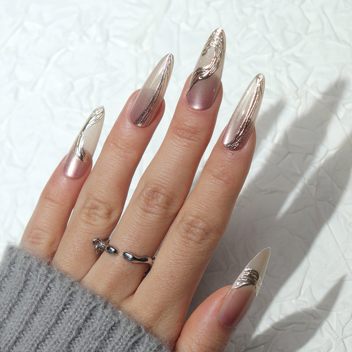 Elegante lange Stiletto Press-On Nägel mit metallischem Finish Karnz